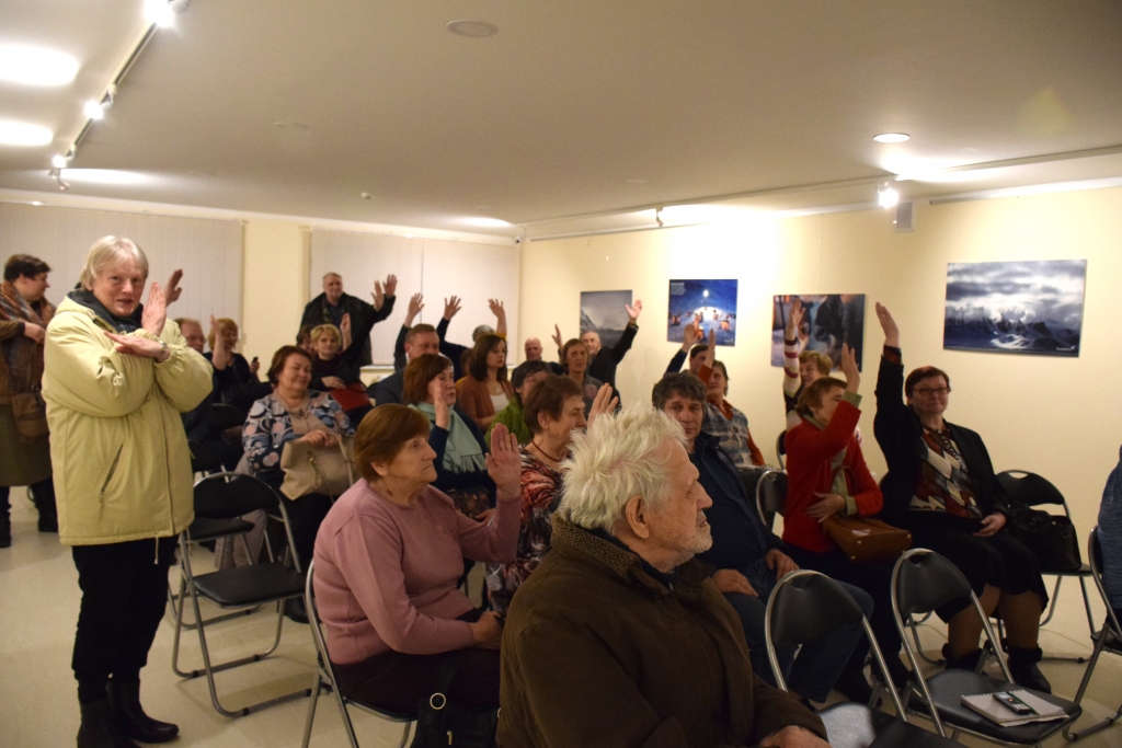 Lielākā daļa sanākušo koknesiešu atbalstīja ieceri mainīt Kokneses ciema statusu, kļūstot par pilsētu. Iebildumus izteica retais.