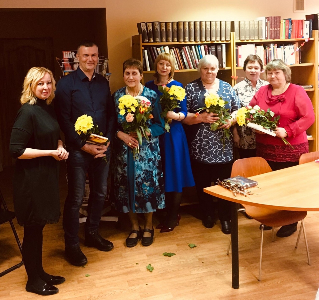 Pasākuma dalībnieki. Bibliotekāre Ingrīda Grūbe (no kreisās), Jānis Dzenis, Ilga Sīle, Sarmīte Rode, Olga Kļaviņa, Inese Krūmiņa un Dzidra Čumakeviča.
Autors: no bibliotēkas