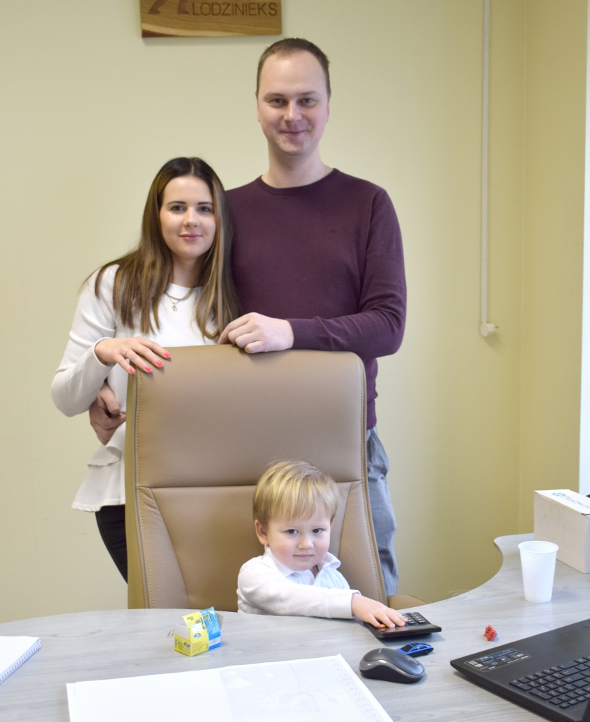 Uzņēmuma “MŪSU LODZINIEKS” KODOLS. Elvijs Gulbinskis ar dēliņu Endiju un draudzeni Leldi uzņēmuma birojā. Jaunais uzņēmējs izvirzīts godināšanai Aizkraukles Uzņēmēju dienās.