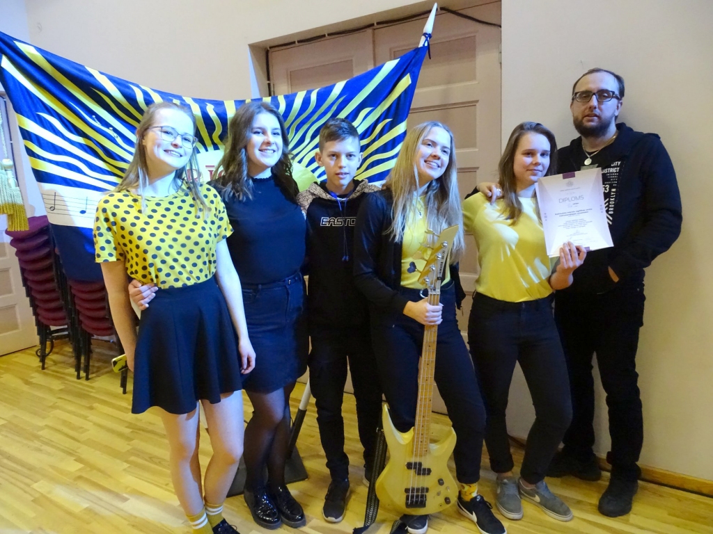 Aizkraukles novada Interešu izglītības centra ansamblis ieguva pirmās pakāpes diplomu un izvirzīts piedalīties konkursa finālā.
Autors: no grupas albuma