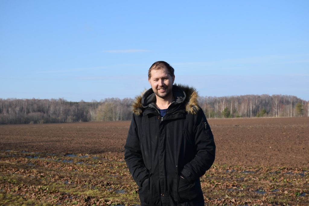 JĀNIS BOGDANOVS no Aizkraukles pagasta zemnieku saimniecības “Priediņas” ar gādību kopj savus laukus.
