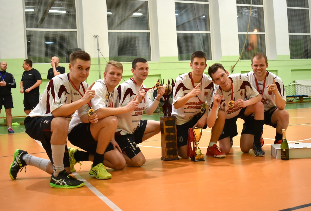 Turnīra uzvarētāji — vienības “Koknese” florbolisti. No kreisās — Deniss Ždanovs, Pēteris Žikovs, Mārtiņš Kavoss, Niklāvs Vingris, Ivo Kokins un Kristaps Briedis.