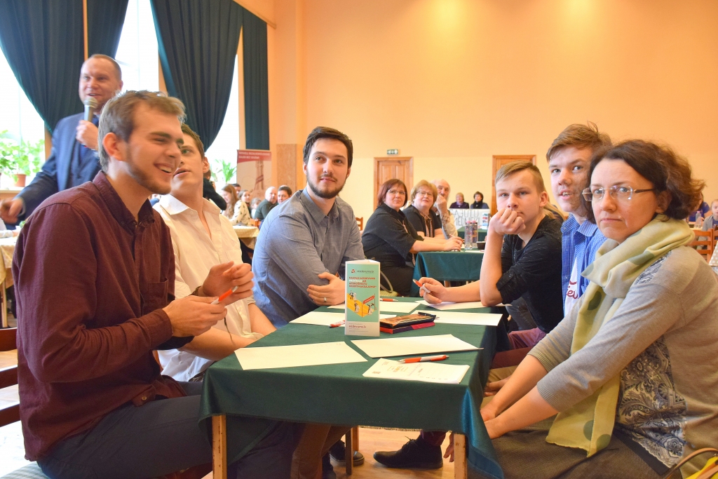 “Interesanti, āķīgi jautājumi,” teic komandas ar visgarāko nosaukumu — “Vidusskolas atmiņas ar realitātes pieskaņu” — kapteinis Otto Jānis Jansons. Šādu vārdu salikumu nosaukumam izvēlējušies, jo sastāvā pieci “svaigi” vidusskolas absolventi un viens, kā viņi saka, pieaugušais. “Esam izkāpuši no ligzdām un sākam iejusties realitātē,” saka Otto. Arī viņu mērķis piedaloties — satikties ar draugiem, jautri pavadīt laiku un pārbaudīt zināšanas.