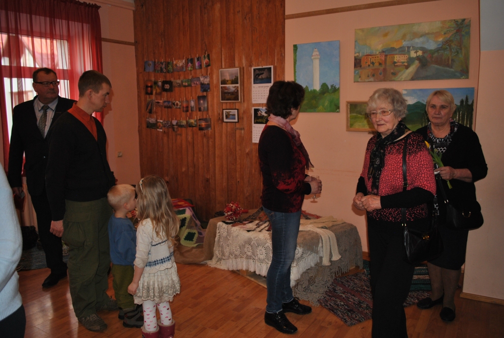 DALĀS PIEREDZĒ. Izstādes dalībnieki un apmeklētāji ar interesei aplūkoja katra veikumu.