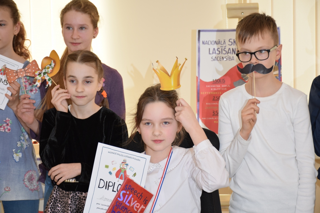 Uzvarētāja. Agnese Rebāne (vidū), skaļās lasīšanas sacensību Aizkraukles reģiona fināla uzvarētāja.