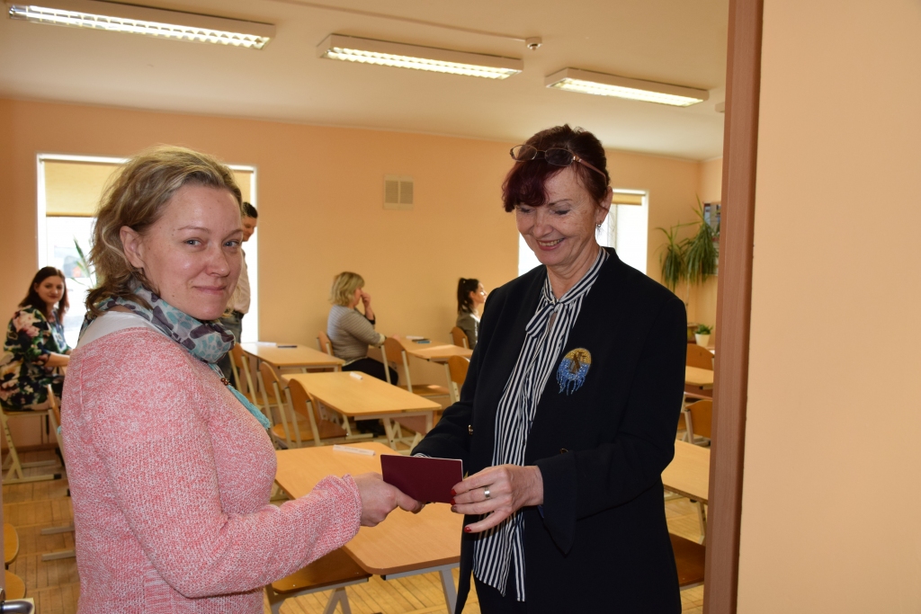 POZITĪVS NOSKAŅOJUMS. Krievu valodas eksāmena novērotāja, Aizkraukles novada vidusskolas skolotāja Ludmila Zēberga pirms eksāmena pārbauda Aizkraukles Vakara (maiņu) vidusskolas 12. klases skolnieces Ilonas Petrovskas dokumentus. Šīs skolas audzēkņi vakar kārtoja abas — gan mutisko, gan rakstisko — eksāmena daļas.