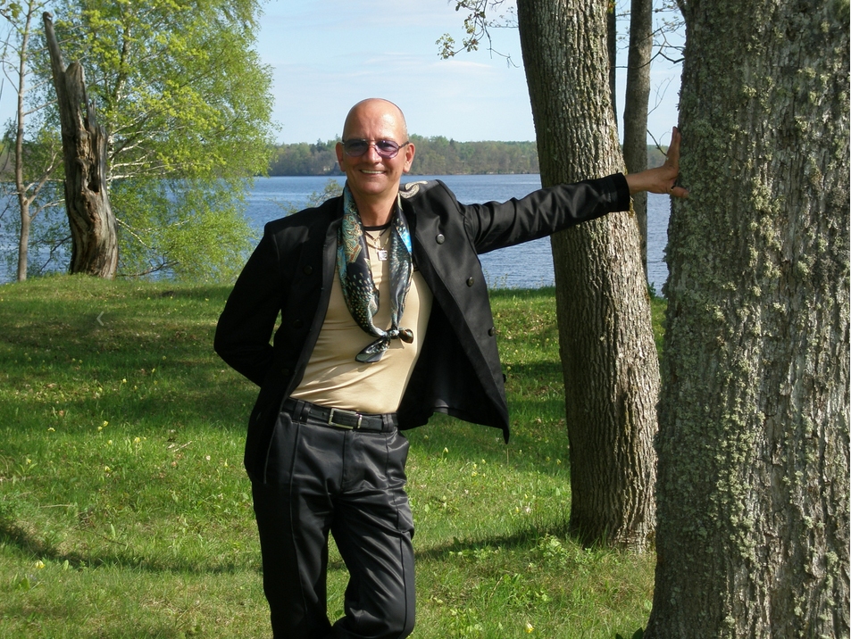 SAPŅI PIEPILDĪJUŠIES. Koknesietis Haralds Mārcēns-Ancāns ar smaidu atceras vecmāmiņas teikto: “Harald, tev laikam būs simts profesijas un 101. — būs bads!”
Autors: no  Haralda Mārcēna- Ancāna  albuma