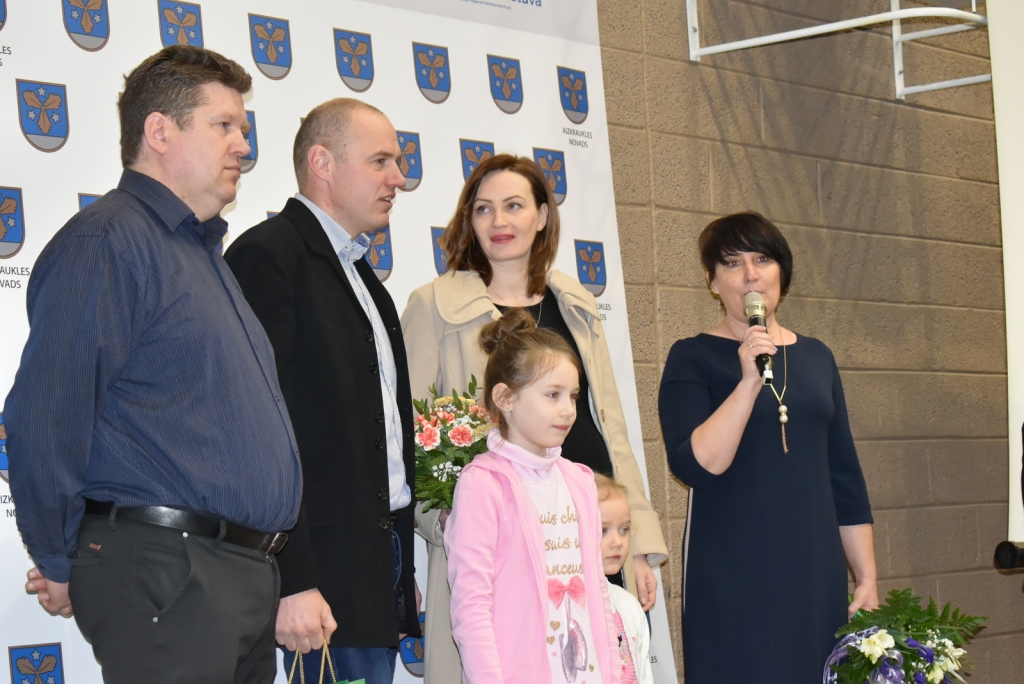 “Uzņēmīga lauksaimnieku ģimene Viesītē” — zemnieku saimniecības “Ielejas” jaunie zemnieki Mairis (otrais no kreisās) ar sievu Sņežanu un atvasēm.