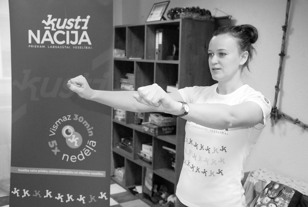 Fizioterapeite Maija Nāckalne uzsver, ka arī visvienkāršākās kustības jāveic tā, lai tās dotu labumu veselībai.
Autors: Ulda Dobeļa foto