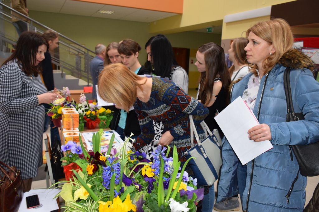 ATVED PAVASARI. Bulduru Dārzkopības vidusskolas stendā varēja iegūt ne tikai informāciju par izglītības iestādi, bet, piedaloties loterijā, arī laimēt no Bulduriem atvestos krāsainu atraitnīšu podiņus.