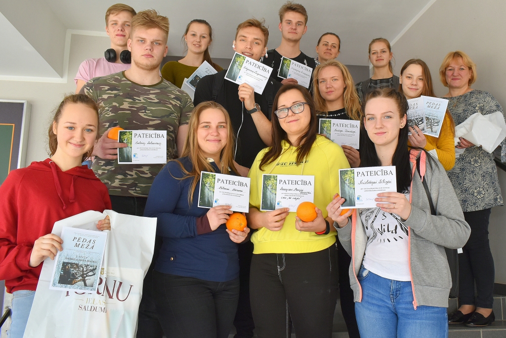 Fotokonkursa “Pēdas mežā”dalībnieki un zinātniski pētniecisko darbu par vides tēmu autori. Konkursā augstāko novērtējumu vidusskolas grupā saņēma Kristīne Jankina, 5.—9. klases — Elīna Zelča, bet 1. — 4. klases grupā — Ņikita Kaļiņičevs.