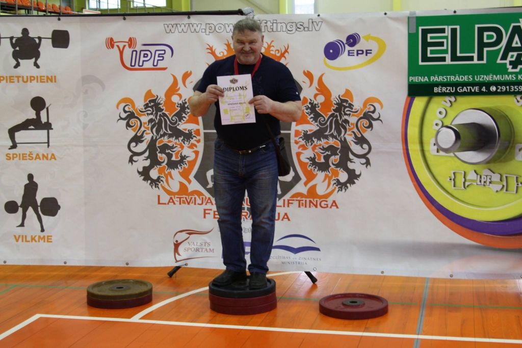 Apmierināts. Dainis Reinholds, uzspiežot 185 kg smago svaru stieni, izcīnīja 1. vietu grupā un 2. vietu absolūtajā vērtējumā.
Autors: no personīgā albuma