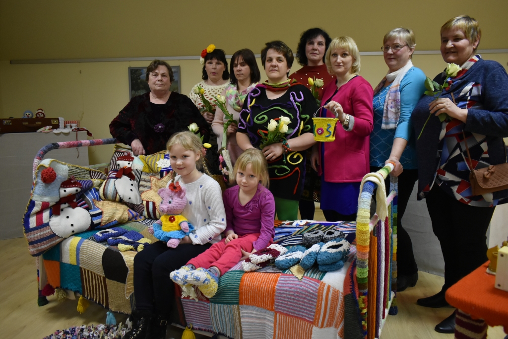 Daļa no rokdarbniecēm ir Staburaga amatierteātra dalībnieces, un, iestudējot Ziemassvētku izrādi, tika aptamborēta gulta, kas izlikta izstādē. Ļoti svarīgs eksponāts šajā izstādē ir paklājiņš pie gultas, jo tajā četru mēnešu garumā ieguldīts liels darbs. Tā tapšanā roku pielikušas visas rokdarbu istabas apmeklētājas.