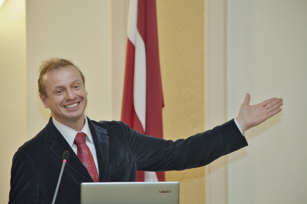 Profesors Andrejs Ērglis: “Mums, ārstiem, par veselīgu dzīvesveidu jārunā katru dienu no rīta līdz vakaram.” Un viņš to dara. Nesen Biznesa augstskolā “Turība” bija Andreja Ērgļa vieslekcija “Sirds veselība un dzīvotprieks jeb kā nodzīvot līdz 120 gadiem”.
Autors: no personīgā arhīva