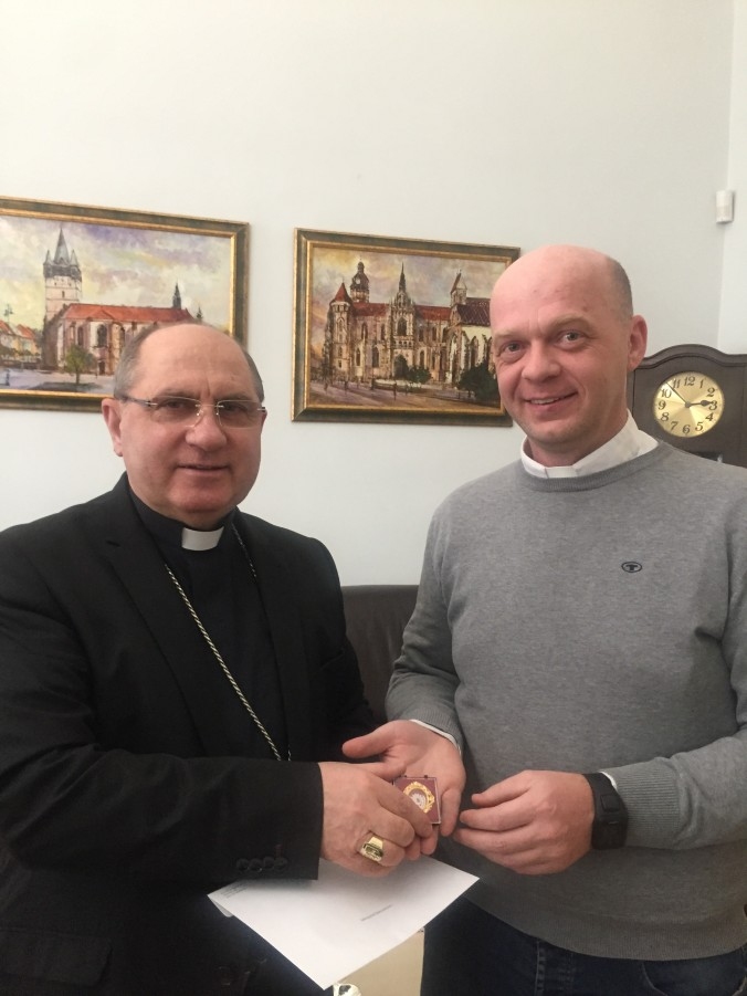 Vērtīgs dāvinājums. Pļaviņu katoļu draudzes prāvests Pēteris Alusiks (no labās) saņem relikviju no Košices arhibīskapa Bernarda Bobera.
Autors: no www.plavinudraudze.lv