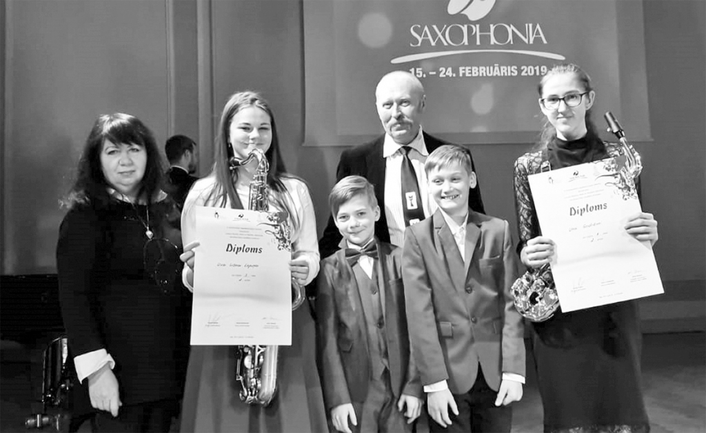 No labās — Una Gadzāne, Alekss Leķis, Raivo Strazdiņš, LĪva Liāna Liepiņa un skolotāji Ziedonis un Alla Puķīši.