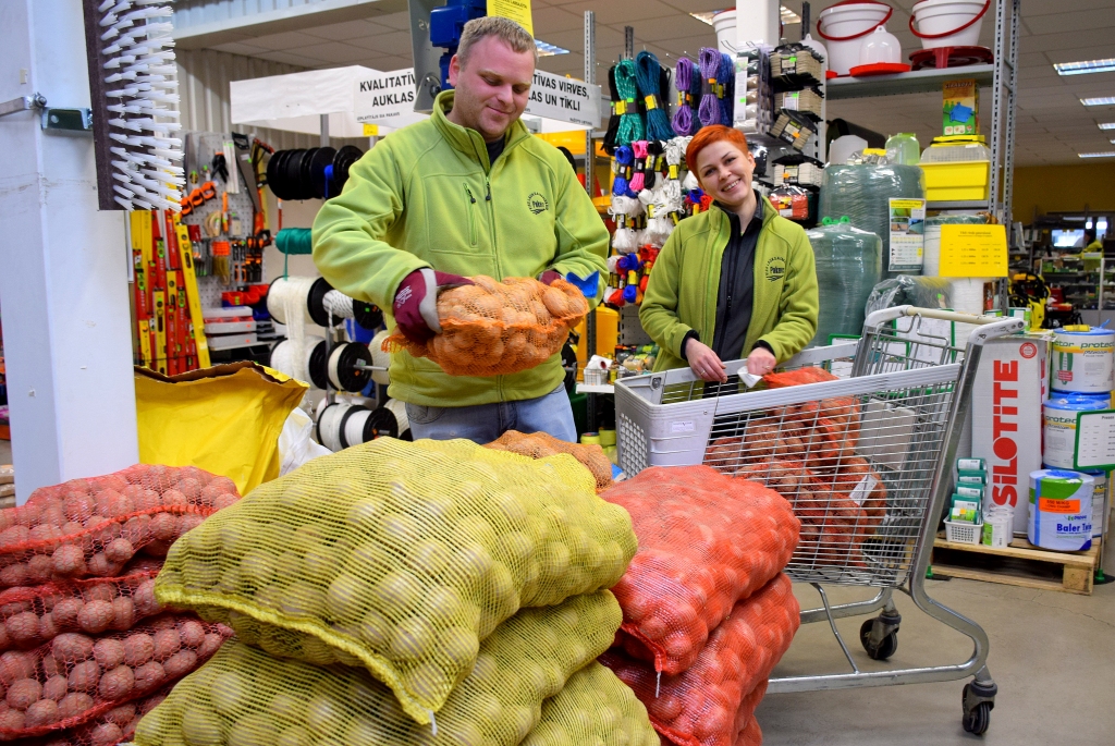 EKSPERTA PADOMS VEIKALĀ. Veikala “Viss lauksaimniekam” pārdevēja konsultante Natālija Siņica un darbinieks Kristaps Kusiņš labprāt palīdz pircējiem, izskaidrojot, informējot un atbildot uz daudzajiem jautājumiem.
Autors: Imants Kaziļuns