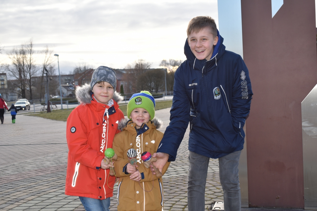 Brāļi Kalnozoli — Oskars (no labās), Rihards un Roberts — iecienījuši kendamas spēli.