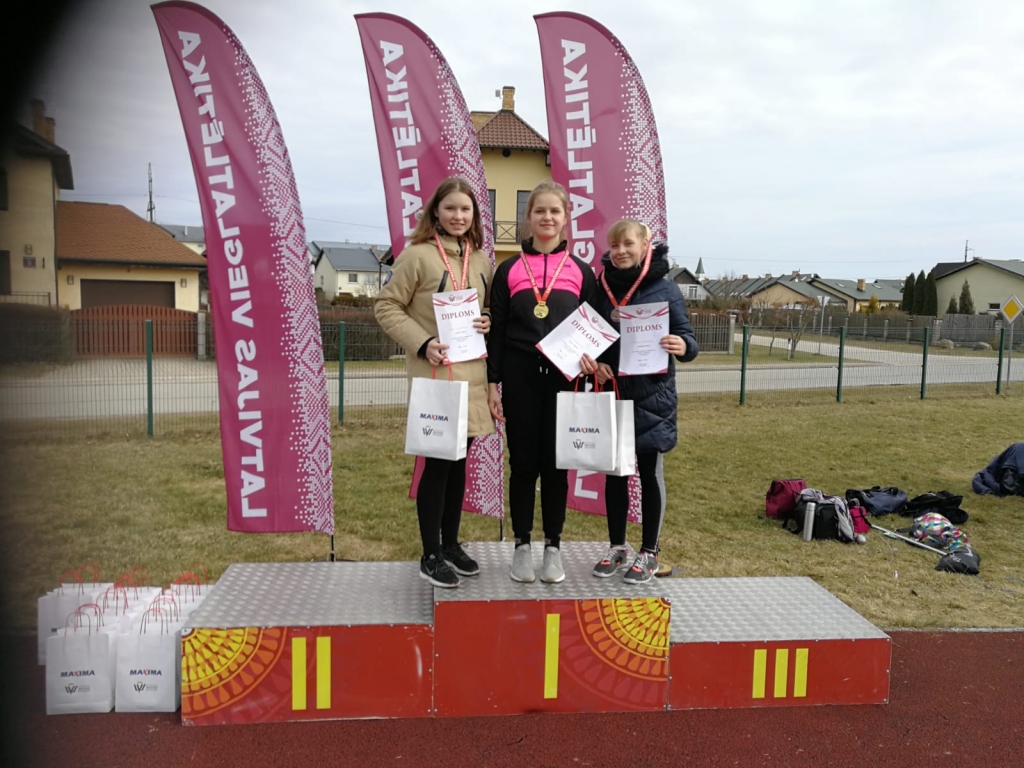 Viss pjedestāls trenera Mārtiņa Holsta audzēknēm. U16 grupas meiteņu vesera mešanā otro vietu ieguva Elīna Lazdoviča (kreisās), čempiones titulu izcīnīja Amanda Malatkovska, bronzu — Ramona Nahtmane.
Autors: no personīgā albuma