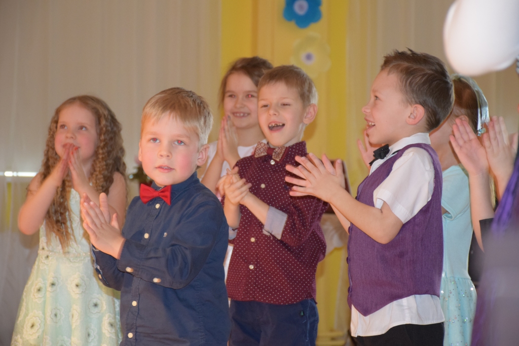 DEJO VISI! Ne mazāk atraktīvs kā koncerts mazajiem cālēniem izvērtās starpbrīdis, gaidot žūrijas vērtējumu.