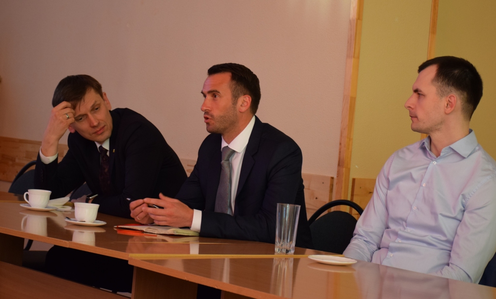 Tematu kopīgai sarunai vēl ir daudz — tiekoties ar Pļaviņu novada domes vadību un uzņēmējiem, pārliecināti ir Saeimas deputāti Ilmārs Dūrītis (no kreisās) un Mārtiņš Staķis, kā arī Vides aizsardzības un reģionālās attīstības ministrijas Reģionālās attīstības plānošanas nodaļas vecākais eksperts Andris Eglītis.