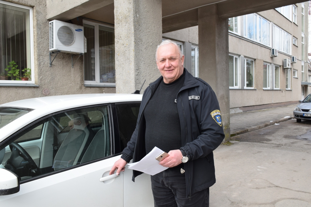 VAR ZVANĪT. Andrejs Belkovskis ikdienā pa Aizkraukli pārvietojas gan kājām, gan arī dienesta automašīnā — elektromobilī. Viņš teic, ka iedzīvotāji viņam var droši zvanīt un rakstīt, informējot par problēmām Aizkraukles pilsētā un novadā. Rokās viņam fotoizdrukas — pierādījumi par automašīnu stāvēšanu zaļajā zonā, dažs savu spēkratu pat ļoti nekaunīgi novietojis uz ielas apmales zālītē. Martā par šādu pārkāpumu noformēti pieci administratīvā pārkāpuma protokoli.