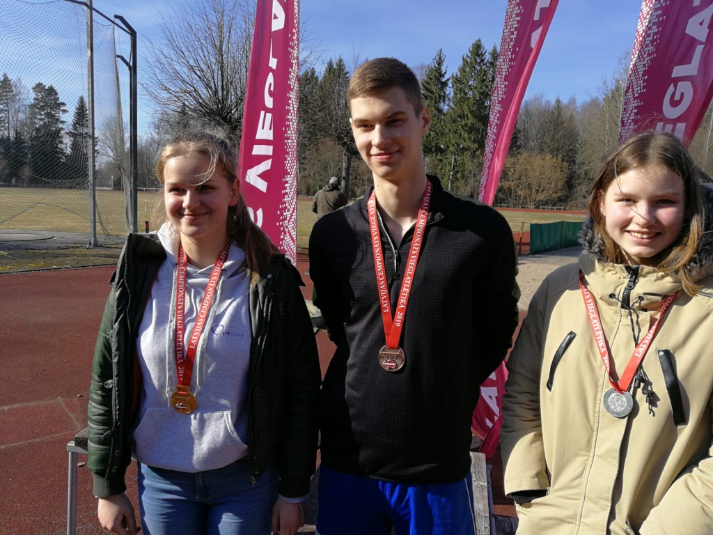 Aizkraukles novada sporta skolas audzēkņi. Latvijas U16 grupas čempione diska mešanā Amanda Malatkovska (no kreisās), bronzas godalgas ieguvējs Rauls Rode un Elīna Lazdoviča, kurai sudraba medaļa.
Autors: Mārtiņa Holsta foto