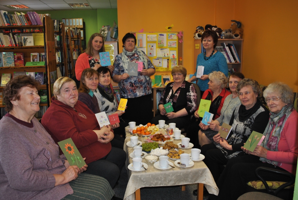 KATRAI SAVS SKAISTUMS — par rokdarbnieces veikumu priecājas arī pārējās dāmas.