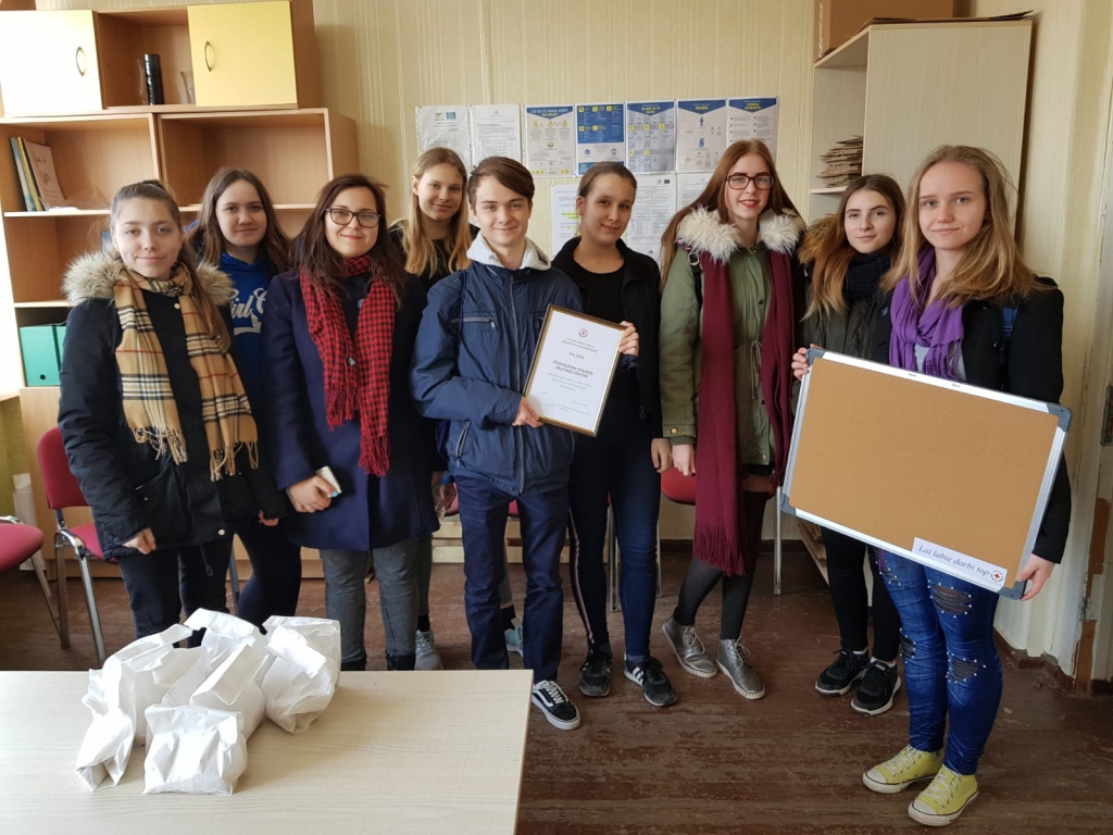 Deviņi brīvprātīgie jaunieši no Aizkraukles iesaistījās Latvijas Sarkanā Krusta komitejas rīkotajā labdarības akcijā, palīdzot vientuļajiem senioriem nomazgāt logus.
Autors: no LSK Viduslatvijas komitejas