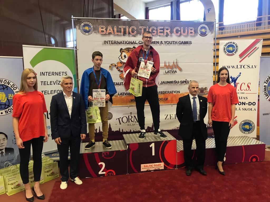 1. vietā kluba “Hvarang” audzēknis Emīls Strazdiņš, pa labi Latvijas Tekvon-do federācijas prezidents Vjačeslavs Semenkovs (8. dan).
Autors: no kluba “Hvarang”