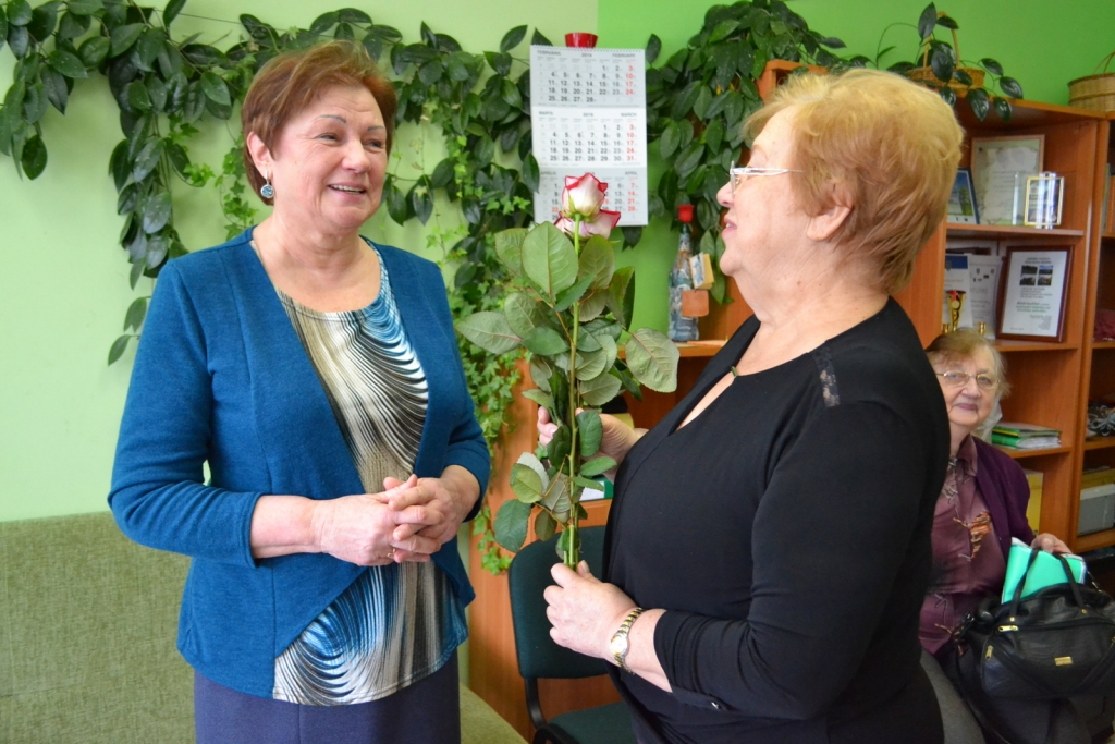 VADĪS NĀKAMOS TRĪS GADUS. Aizkraukles pensionāru biedrības valdes locekle Ērika Dāldere (no labās) sveic jauno pensionāru biedrības priekšsēdētāju Rutu Plūmi. Viņai uzticēts biedrību vadīt nākamos trīs gadus.