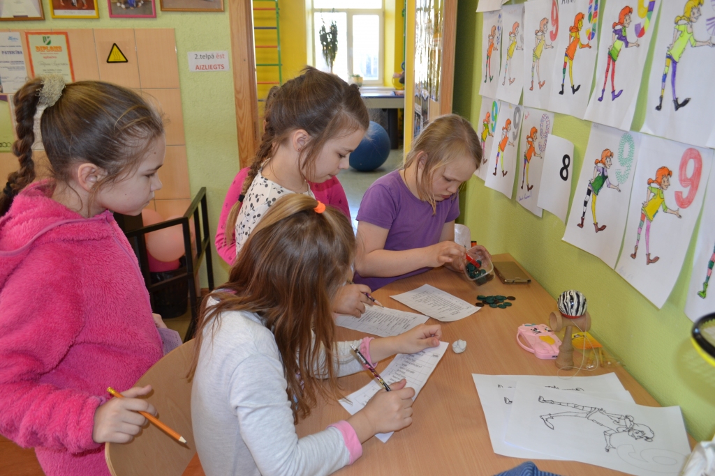 VEIKLI UN RADOŠI bija jāizpilda uzdevumi.