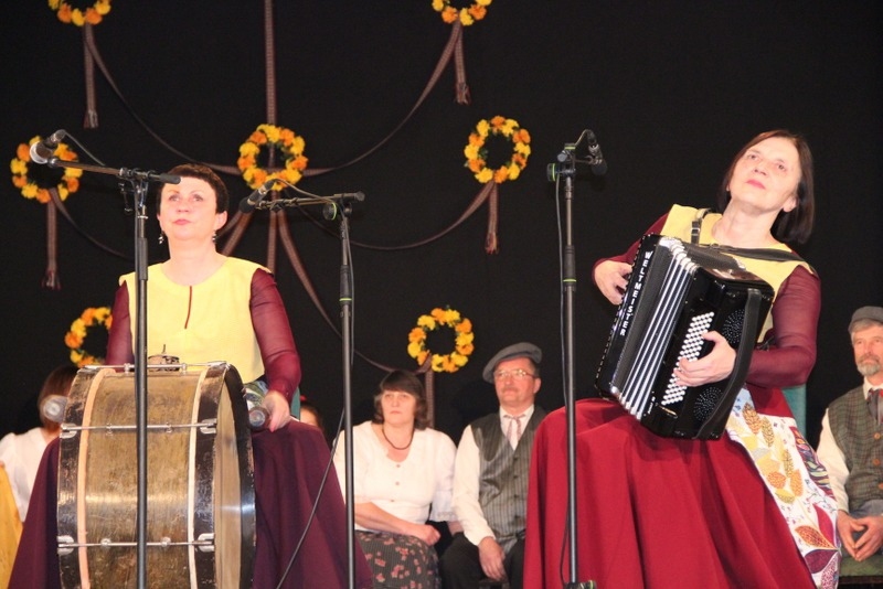 Nodod stafeti. Pērn koknesieši  iedibināja ceļojošo  balvu — “Kokneses ziņģes” lādīti.  Pirmie tās saņēmēji bija tautas mūzikas grupa “Teikas muzikanti”, kuri klausītājus savaldzināja ar atraktivitāti. Šogad no viņiem to saņēma ne mazāk atraktīvās  latgalietes — kapela “Bumburneicys”.