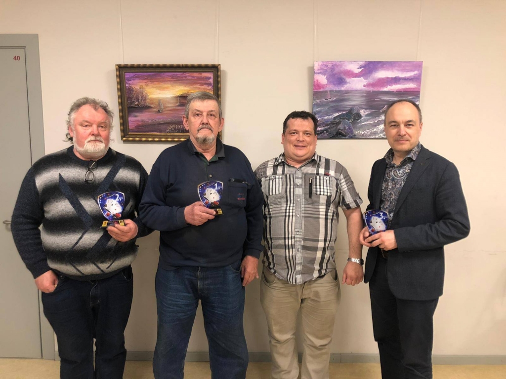 Labākie zolītes spēlētāji. 3. vietas ieguvējs Imants Parādnieks (no labās), sacensību galvenais tiesnesis Ainārs Krastiņš, 1. vietas ieguvējs Andris Lemešonoks un Arnolds Strazdiņš, kurš izcīnīja 2. vietu.
Autors: no personīgā albuma