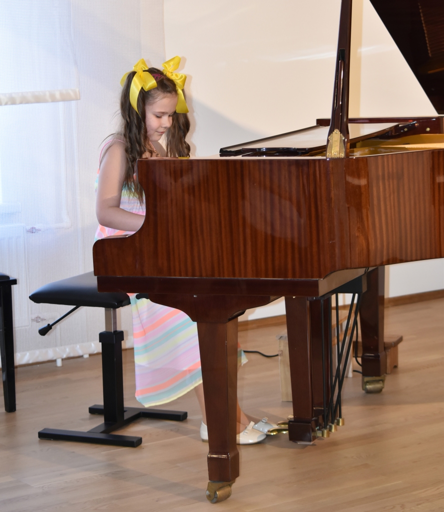 Mūzikas valdzinājumā. Pie klavierēm Auces Mūzikas skolas audzēkne Eva Čapa, izpildot skaņdarbu “Zefīru saldējums”.