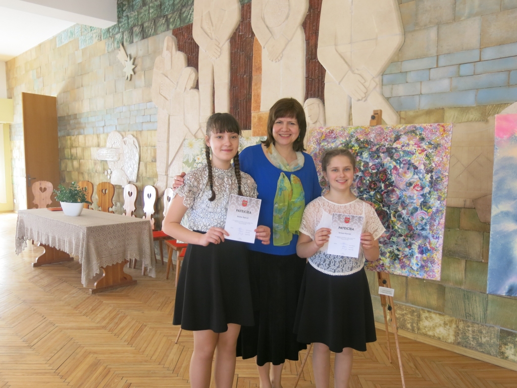 TREŠĀ VIETA Kristas Posnijas un Beātes Babres (no kreisās) klavieru duetam, meiteņu skolotāja ir Vita Ervalde.
Autors: no Skrīveru Mūzikas un mākslas skolas