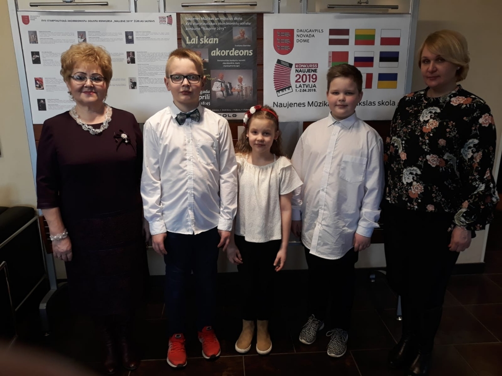 GANDARĪJUMS PAR SASNIEGTO. Skolotājas Natālija Juškeviča (no kreisās) un Tatjana Sila (no labās) ar saviem audzēkņiem — Robertu (no kreisās), Lauru un Andri no Aizkraukles.
Autors: no Aizkraukles Mūzikas skolas