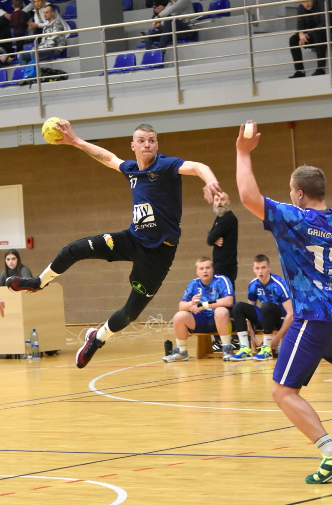 Lidojumā. Vienības “Skrīveri/Aizkraukle” spēlētājs Jānis Jasaitis veica deviņus metienus, no kuriem precīzi bija divi.