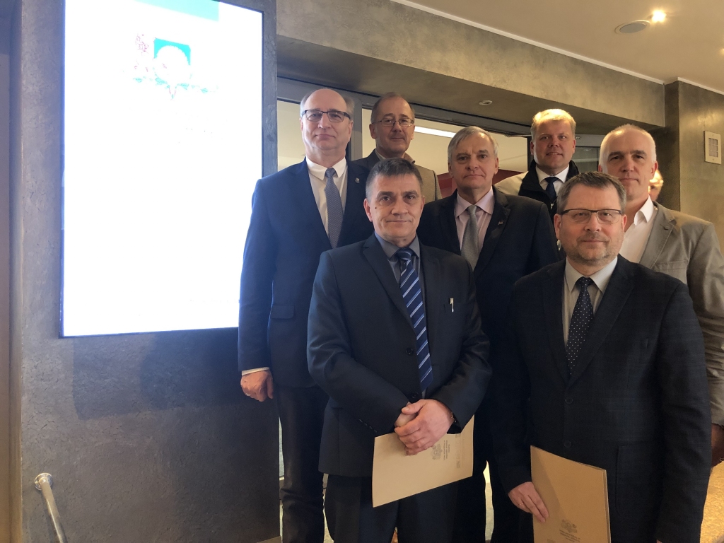 Aizkraukles reģiona novadu vadītāji Andris Zālītis (pirmajā rindā no kreisās) un Dainis Vingris, Leons Līdums (otrajā rindā no kreisās), Guntis Libeks, Arvīds Kviesis, Latvijas Pašvaldību savienības vadītājs Gints Kaminskis un Aigars Lukss pēc Vides aizsardzības un reģionālās attīstības ministrijas jaunās novadu kartes prezentācijas, kurā visi reģiona novadi bija iezīmēti vienā novadā, atgriežoties bijušajās Aizkraukles rajona robežās.