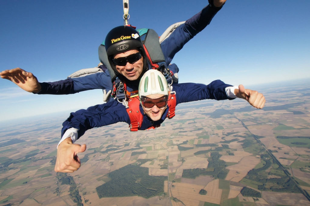 FANTASTISKS ADRENALĪNA PIEDZĪVOJUMS. Harijs Gulbis (apakšā) kopā ar instruktoru pirmo reizi mūžā lec ar izpletni Lietuvā, Šauļos. Pirms viņiem izlēca foto — video operators, kas šo mirkli iemūžināja. Tā bija draugu un ģimenes dāvana — līdz šim vislielākais adrenalīna piedzīvojums.
Autors: no personīgā albuma