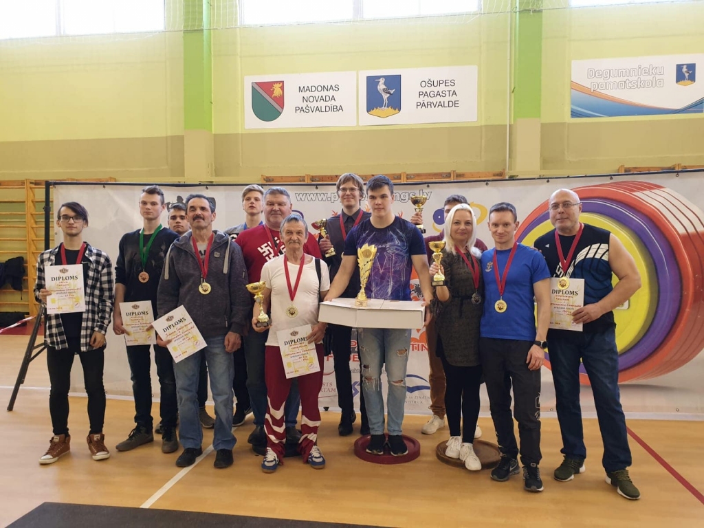 Kopā esam spēks! Aizkraukles sporta centra pauerliftingisti kārtējo reizi komandu kopvērtējumā izcīnīja uzvaru.
Autors: no personīgā albuma