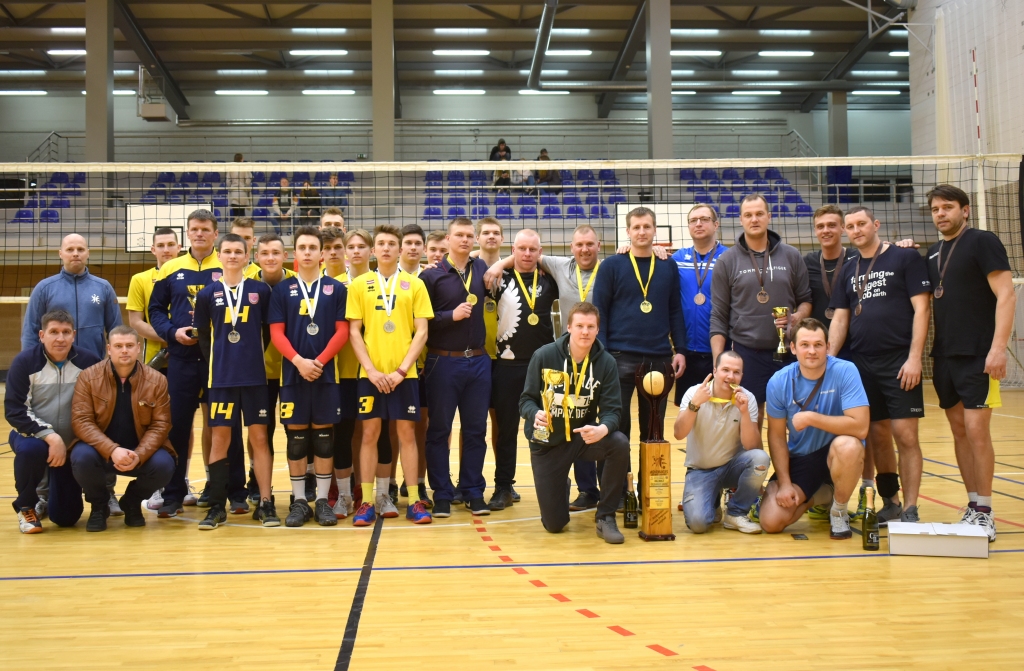 Turnīra medaļu ieguvēji. Vienību “Koknese” (no kreisās), “Jēkabpils” un “Stokkers” volejbolisti.