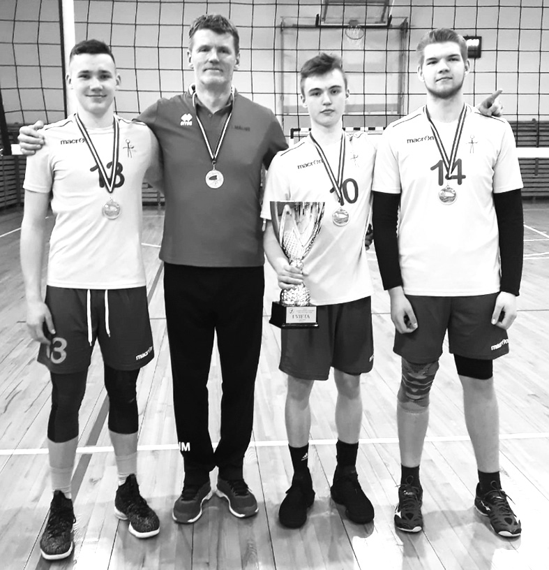Latvijas U17 čempioni volejbolā. Edgars Kalnozols (no kreisās), apvienotās komandas treneris Ivars Māliņš, Raivis Pālēns un Kristers Leķis.
Autors: no personīgā albuma