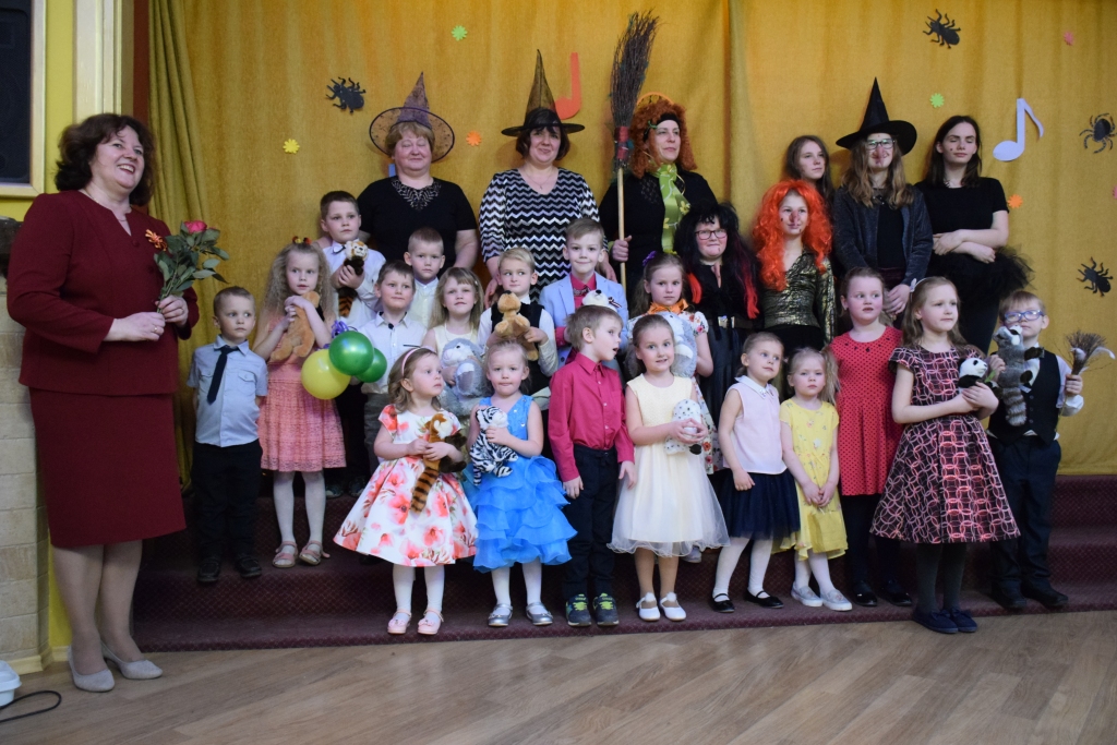 Visi kopā. Neretas novada pirmsskolas vecuma bērnu pašizpausmes konkursa “Talantiņi” dalībnieki kopā ar pasākuma organizatoriem un muižas raganiņām.
Autors: Agita Grīnvalde-Iruka