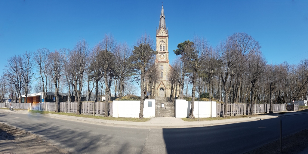 Rīgas Lutera evaņģēliski luteriskā jeb Torņakalna baznīca.  Kreisajā pusē redzams draudzes nams, kurā notiek arī meditāciju vakari.