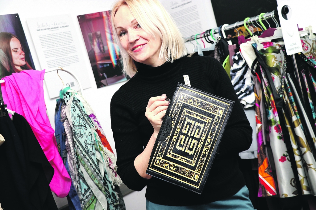 Uz jautājumu, kas ir modē vienmēr, stiliste Antra Reismane atzīst — tā ir elegance un labs garastāvoklis, kas, manuprāt, raksturo pašu modes meistari un rosina  pavasarim ļauties arī mūs.
Autors: no personīgā arhīva