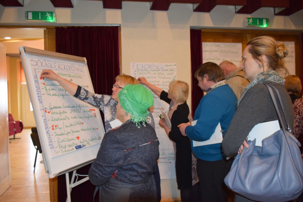 DOD PUNKTIŅUS PRIORITĀTĒM. Pēc diskusijām Aizkraukles konferences dalībnieki nobalso par prioritātēm, kuras vajadzētu atbalstīt nākamajā nākamajā ES plānošanas periodā no 2021. līdz 2027. gadam.