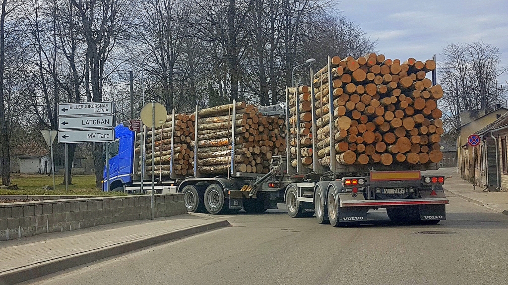 Jau 26 gadus Latvijā. Baļķu kravas nogriežas no Jēkabpils ielas uz Meža ielu Jaunjelgavā, kur agrāk bija “Latsin”, kas dibināts 1993. gadā, tagad saukts par “Billerudkorsnas Latvia”.