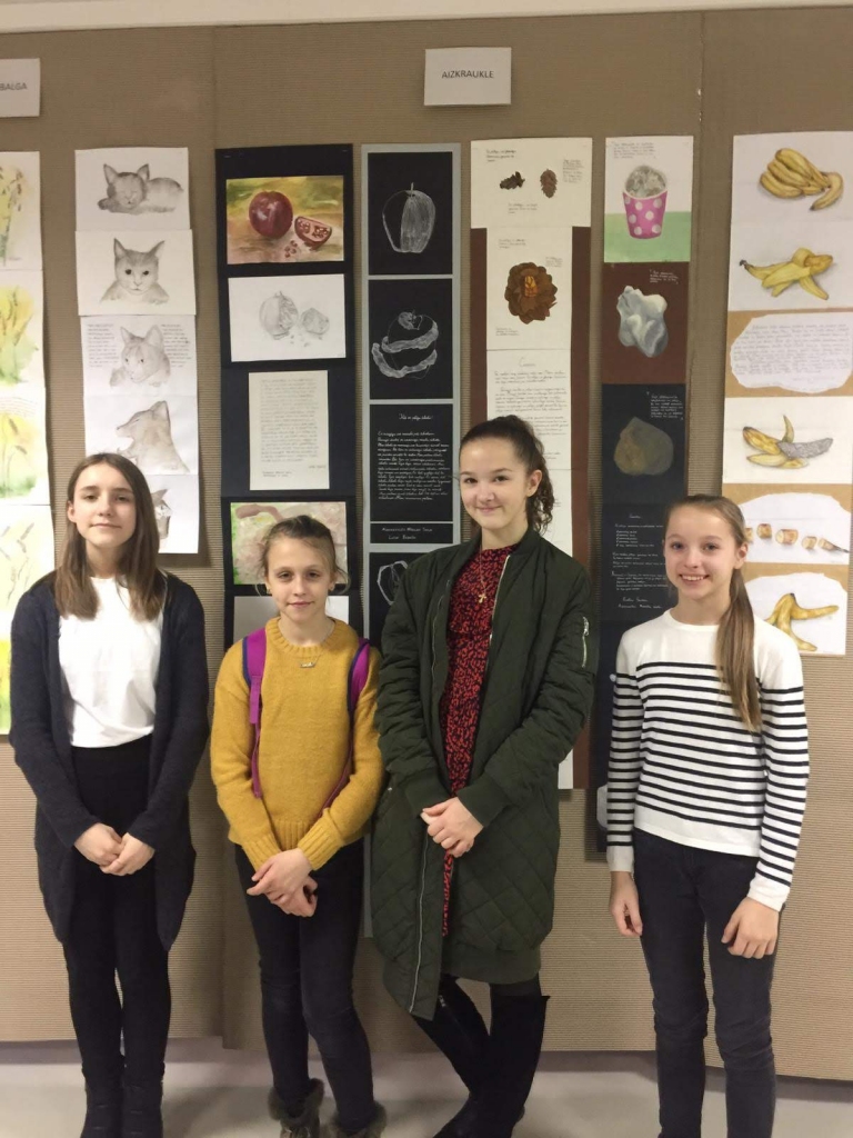 VEIKSMĪGS STARTS KONKURSĀ. Konkursa 1. kārtas veiksmīgākās Aizkraukles Mākslas skolas audzēknes, kuras piedalījās arī konkursa otrajā kārtā: Nora Dzenīte (no kreisās), Luīze Bebriša, Evelīna Škutāne, Līva Belicka.