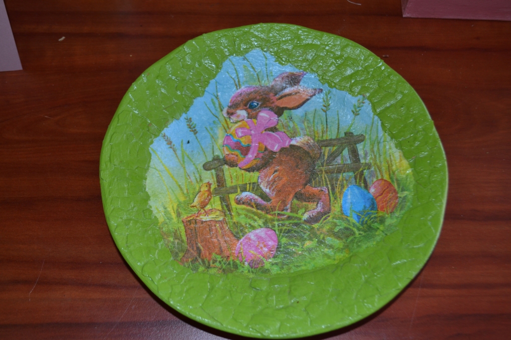 LIELDIENU ZAĶIS ŠĶĪVĪ. Dzintras Zalbahas veidotais dekoratīvais šķīvis.